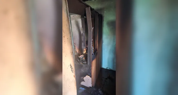 Guarda-roupa após ser tomado pelas chamas