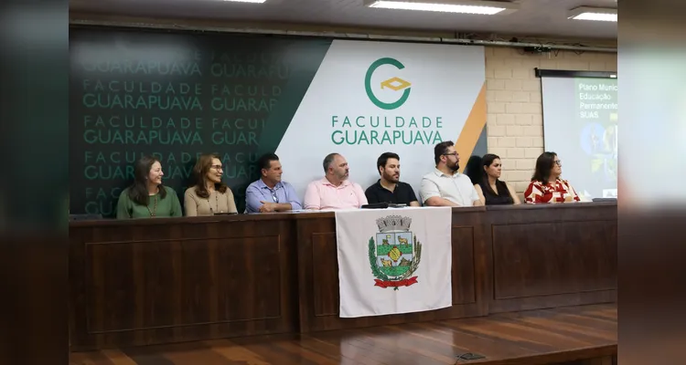 O evento ocorreu na Faculdade Guarapuava com a presença de lideranças políticas.