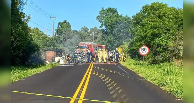 A rodovia ficou totalmente interditada nos dois sentidos
