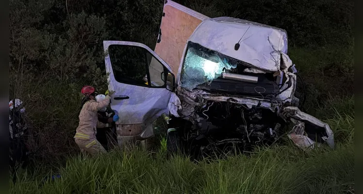 Um caminhão que vinha logo atrás não conseguiu frear e acabou atingindo a van frontalmente