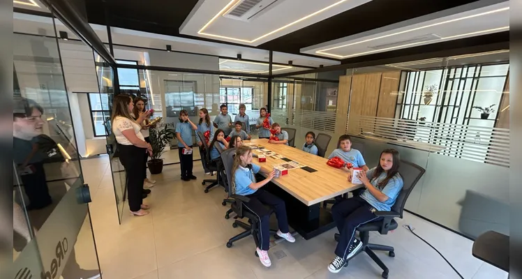 Diversos momentos trouxeram uma manhã especial com visita guiada, lanche e prêmio aos estudantes.