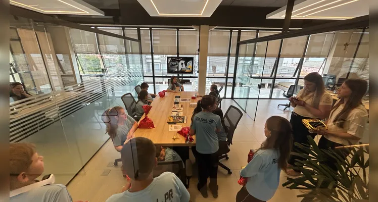 Diversos momentos trouxeram uma manhã especial com visita guiada, lanche e prêmio aos estudantes.