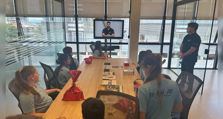 Diversos momentos trouxeram uma manhã especial com visita guiada, lanche e prêmio aos estudantes.