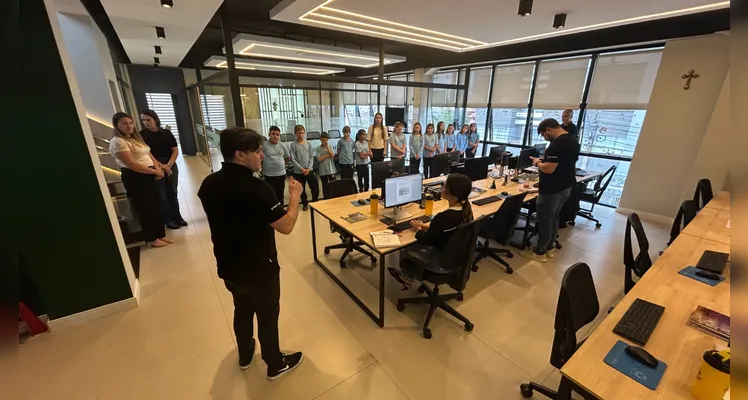 Diversos momentos trouxeram uma manhã especial com visita guiada, lanche e prêmio aos estudantes.