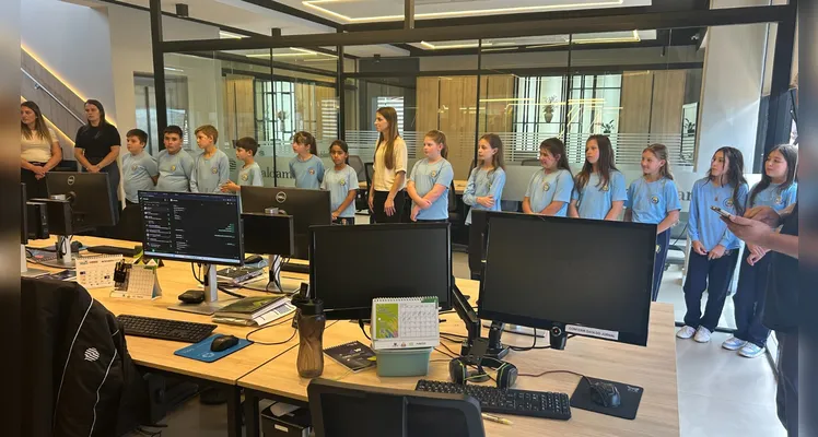 Diversos momentos trouxeram uma manhã especial com visita guiada, lanche e prêmio aos estudantes.