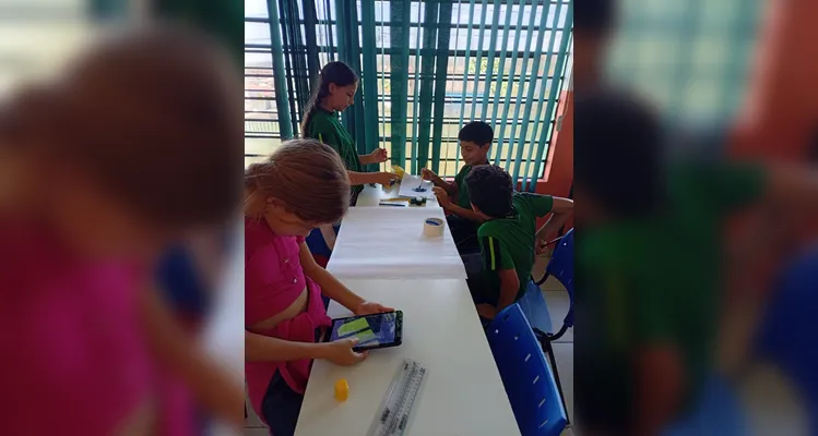 Estudantes extraíram importantes informações junto aos materiais do projeto e cooperativa.