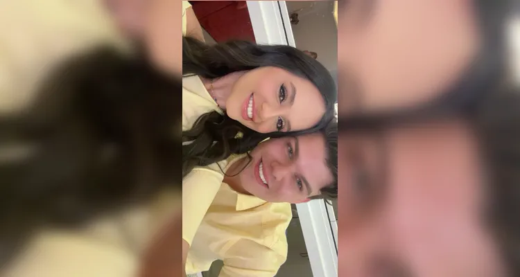 TRIP – O casal de namorados Leonardo Buch e Lívia Schoemberger escolheu Balneário Camboriú para celebrar a virada do ano em clima de descanso e boas energias. Em sintonia, eles surgem radiantes no registro, com destaque para o look amarelo, cor que simboliza prosperidade, alegria e novos começos, combinação perfeita para brindar um novo ciclo a dois.