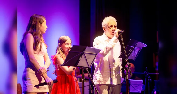 Péricles lota 'Auditório dos Operários' no Cine-Teatro Ópera em lançamento de livro