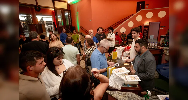 Péricles lota 'Auditório dos Operários' no Cine-Teatro Ópera em lançamento de livro