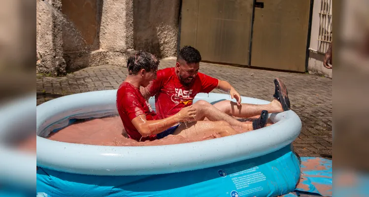 Alunos celebraram as aprovações no Colégio nessa quinta