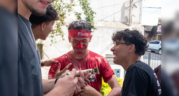 Alunos celebraram as aprovações no Colégio nessa quinta