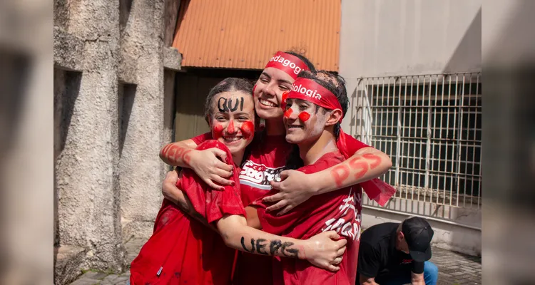 Alunos celebraram as aprovações no Colégio nessa quinta