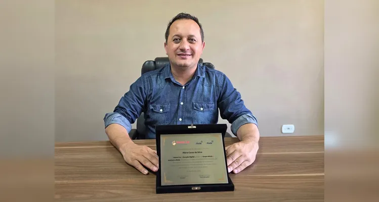 Mario Cezar recebeu uma placa de reconhecimento como parceiro da educação.