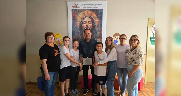 Mario Cezar recebeu uma placa de reconhecimento como parceiro da educação.