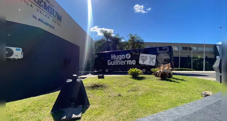 Münchenfest: Ônibus da dupla Hugo e Guilherme é flagrado em Ponta Grossa
