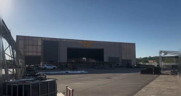 Estrutura da Münchenfest avança para iniciar evento nesta sexta; veja registros