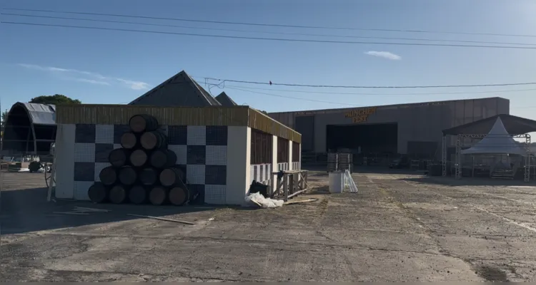 Estrutura da Münchenfest avança para iniciar evento nesta sexta; veja registros