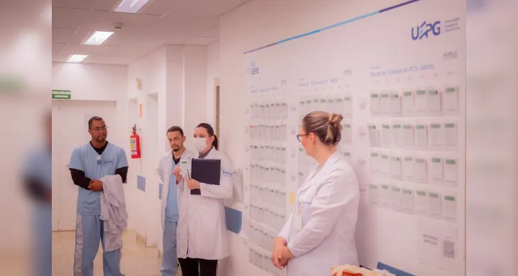 Profissionais participando do Proadi-SUS na UTI 3 do HU