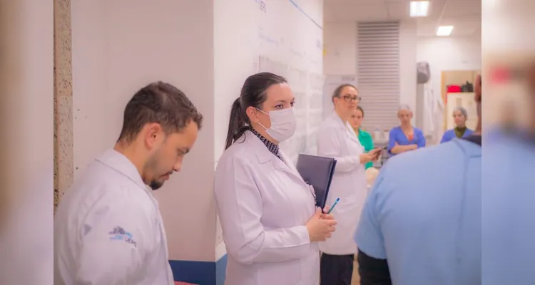 Profissionais participando do Proadi-SUS na UTI 3 do HU