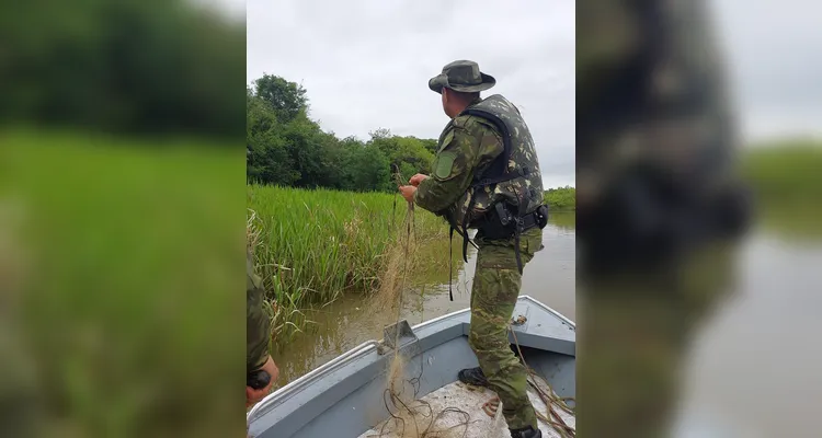 Polícia recolhe apetrechos proibidos para pesca nos Campos Gerais