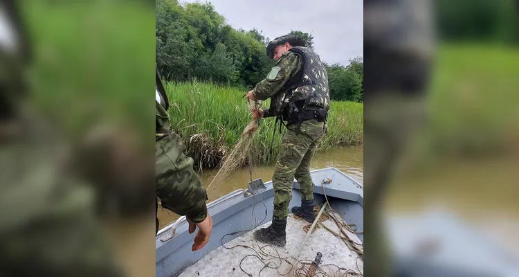Polícia recolhe apetrechos proibidos para pesca nos Campos Gerais