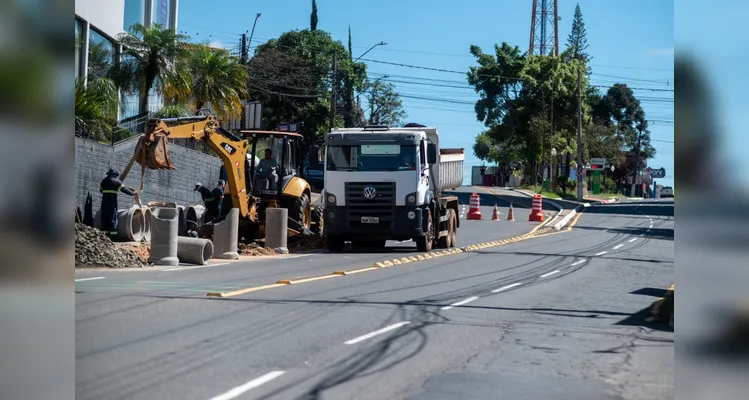 A Secretaria Municipal de Serviços públicos orienta para que os motoristas tenham cautela ao passar pelo local