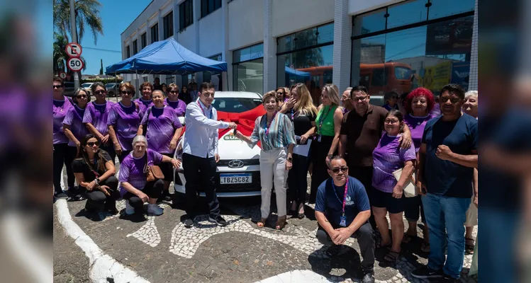Prefeitura de Ponta Grossa entrega carro 0 km para Associação Amigos da Pessoa Idosa