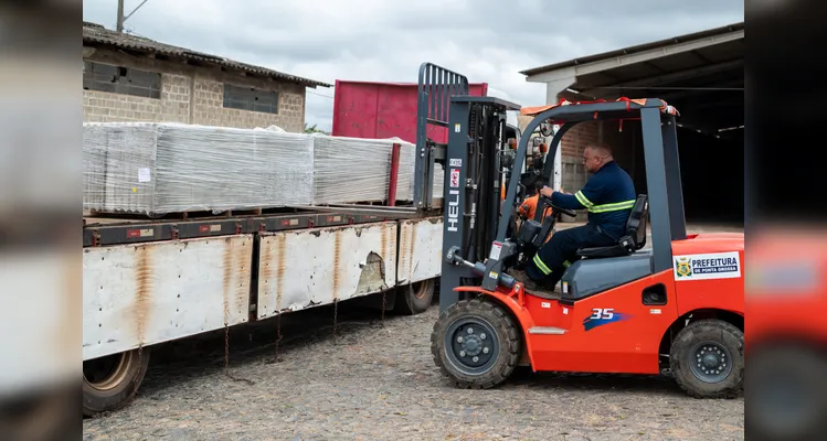 Ações de auxílio para famílias que tiveram suas casas atingidas pela chuva de granizo, no Santa Mônica