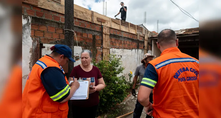 Ações de auxílio para famílias que tiveram suas casas atingidas pela chuva de granizo, no Santa Mônica
