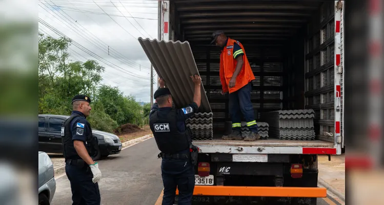 Ações de auxílio para famílias que tiveram suas casas atingidas pela chuva de granizo, no Santa Mônica