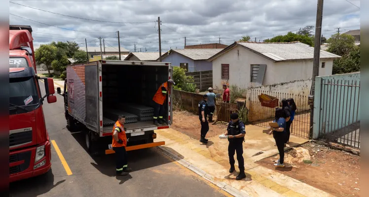 Ações de auxílio para famílias que tiveram suas casas atingidas pela chuva de granizo, no Santa Mônica