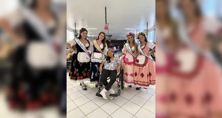 Rainhas da München levam alegria aos idosos do Asilo São Vicente de Paulo