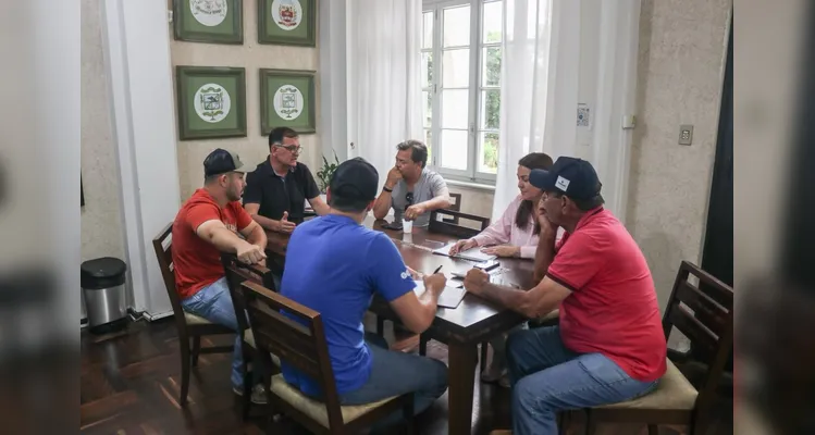 Além do prefeito, participaram da reunião a chefe de gabinete Crithiane Leonardi, o secretário de Transportes Antônio Rieli Serenato e a equipe da secretaria