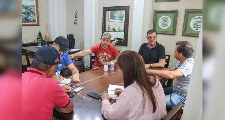 Além do prefeito, participaram da reunião a chefe de gabinete Crithiane Leonardi, o secretário de Transportes Antônio Rieli Serenato e a equipe da secretaria