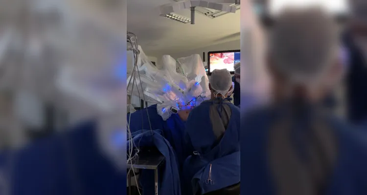 A cirurgia robótica representa uma evolução significativa na medicina da região
