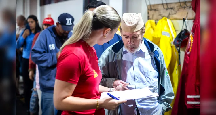 População de Ponta Grossa une esforços para se recuperar de estragos do temporal
