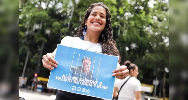 Ato na Paulista celebra Bolsonaro preso com samba e boneco inflável