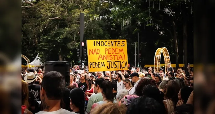 Ato na Paulista celebra Bolsonaro preso com samba e boneco inflável