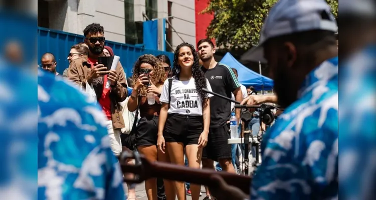 Ato na Paulista celebra Bolsonaro preso com samba e boneco inflável