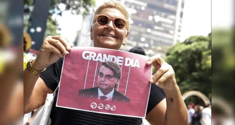 Ato na Paulista celebra Bolsonaro preso com samba e boneco inflável