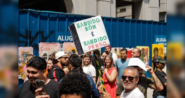 Ato na Paulista celebra Bolsonaro preso com samba e boneco inflável