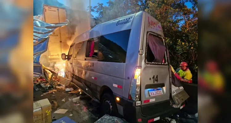 Van de Prudentópolis envolvida em grave acidente na BR-376 transportava crianças