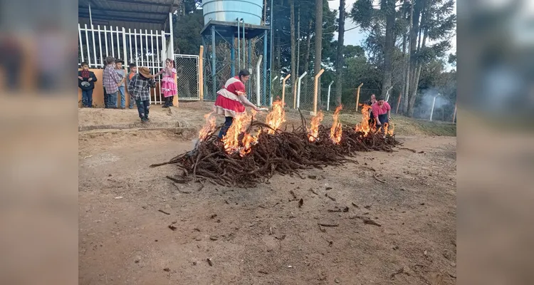 A turma também realizou a tradicional "sapecada de pinhão".
