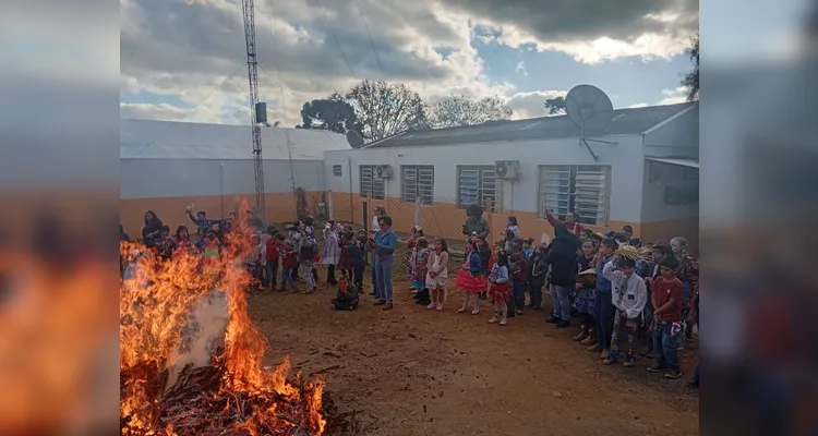 A turma também realizou a tradicional "sapecada de pinhão".
