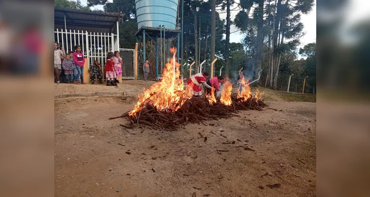 A turma também realizou a tradicional "sapecada de pinhão".