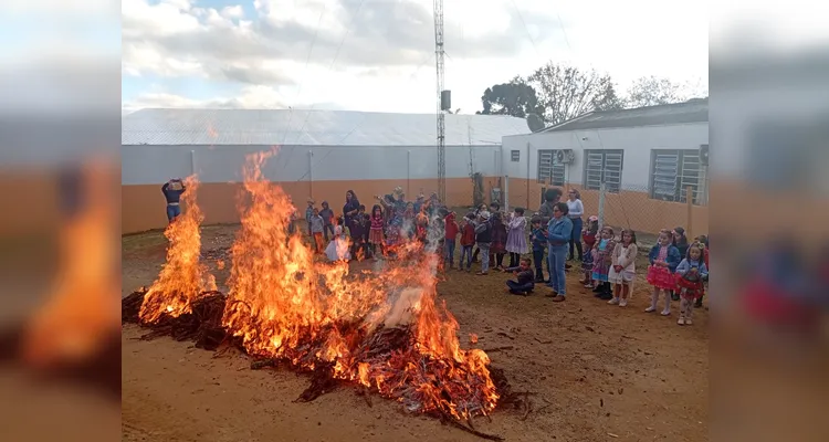 A turma também realizou a tradicional "sapecada de pinhão".