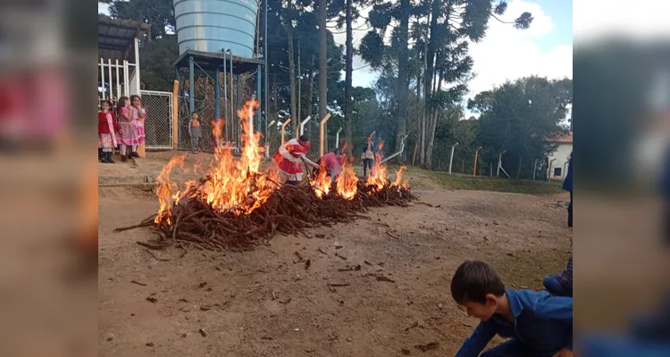 A turma também realizou a tradicional "sapecada de pinhão".