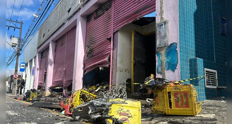 Veja a destruição causada pelo fogo no Clube Estância em Ponta Grossa