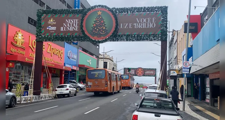 Prefeitura de Ponta Grossa inicia instalação de decorações de Natal