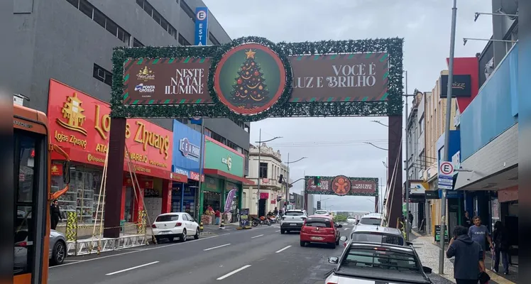 Prefeitura de Ponta Grossa inicia instalação de decorações de Natal